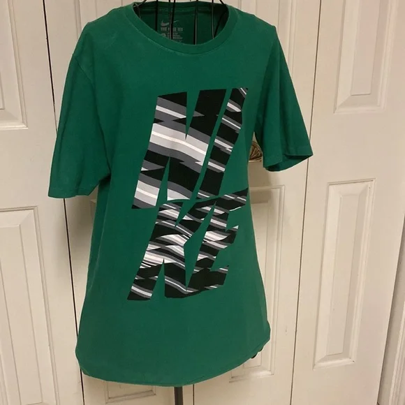Nike size small green shirt sleeve T-shirt - Picture 5 of 7